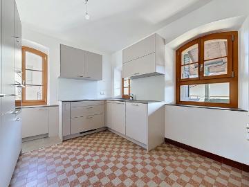 Miete – renovierte 4,5 Zimmer Wohnung von 150 m² mit Garten, Garage und Panoramablick