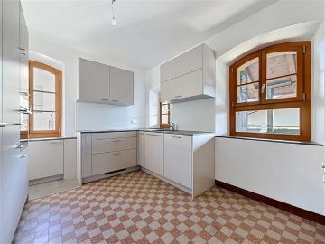 Miete – renovierte 4,5 Zimmer Wohnung von 150 m² mit Garten, Garage und Panoramablick