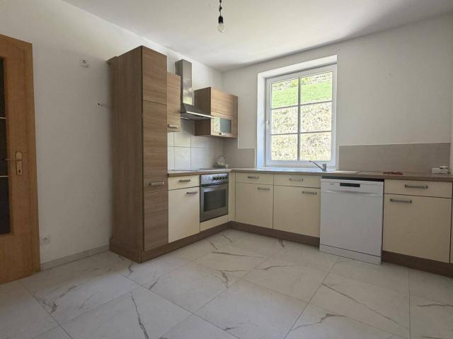 MIETE: Sanierte Wohnung mit Garage