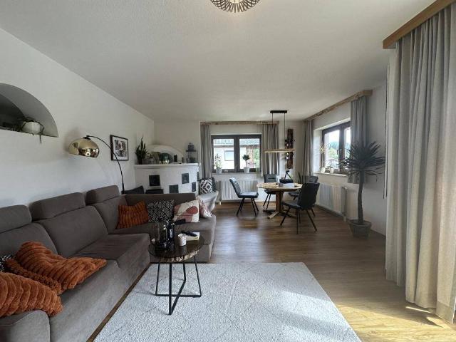 Miete: Sonnige Dachgeschosswohnung mit Berg & Fernblick