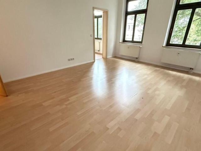 Mieter ab 1.8. gesucht Küche am Wohnzimmer sonniger Balkon u.v.m