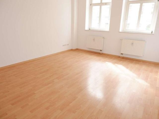 Mieter gesucht ! Laminat und großer Balkon u.v.m