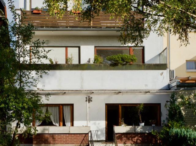 Mieterfreies Mehrfamilienhaus mit Garten, Garagen und Erweiterung