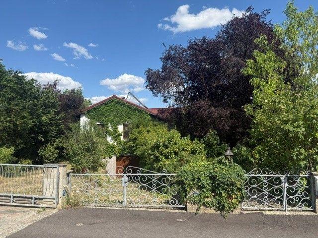 MIETHAUS MIT TERRASSE UND GARTEN