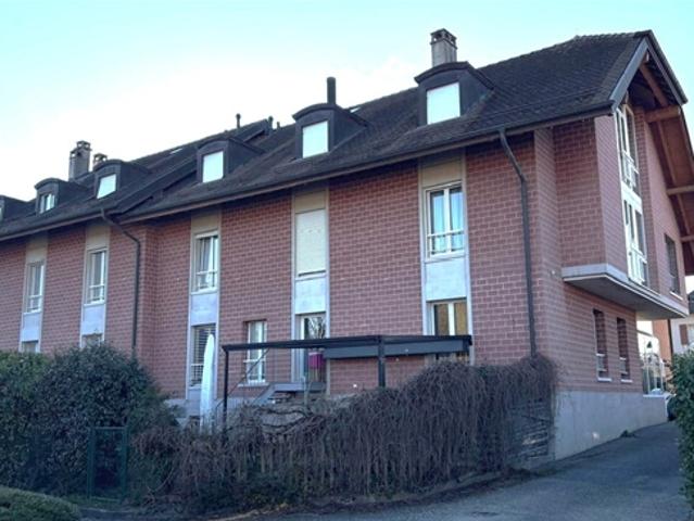Wohnhaus 9 Wohnungen und Parkplatz