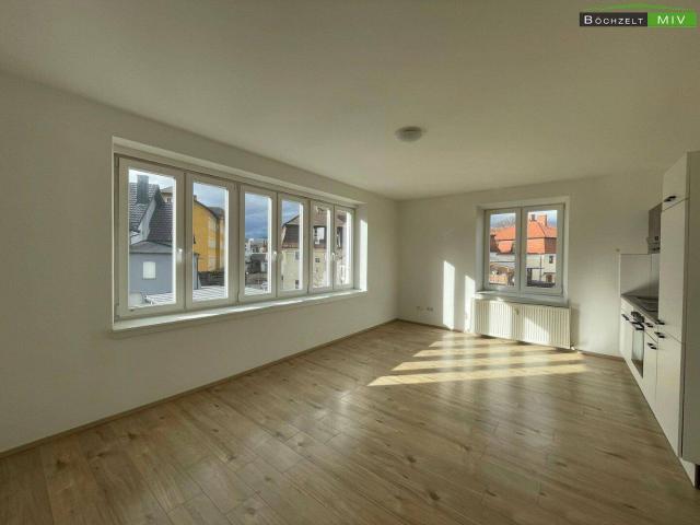 Mietwohnung mit möblierter Küche + Badezimmer mit Fenster