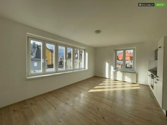 Mietwohnung mit möblierter Küche + Badezimmer mit Fenster