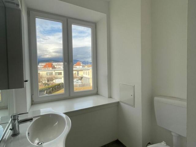 Mietwohnung mit Möblierter Küche Badezimmer mit Fenster
