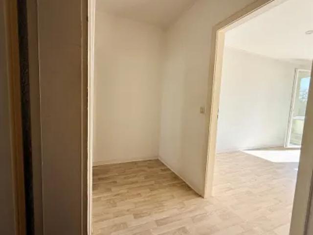 Mietwohnungen ✓ 243,20 € Kaltmiete ✓ 46,68 m² Wohnfläche ⌖ 08525 Plauen, Max Planck Straße 86