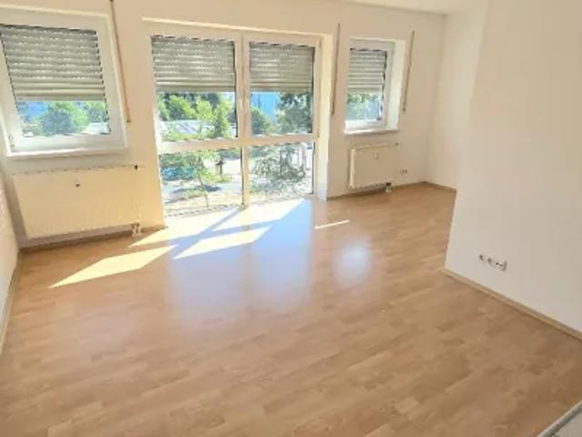 Mietwohnungen ✓ 200 € Kaltmiete ✓ 31,18 m² Wohnfläche ⌖ 08525 Plauen, Pausaer Straße 131