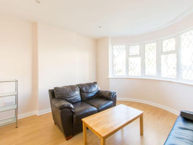 Milton Avenue, Barnet EN5, 2 bed bungalow to rent, £2,000 pcm | PrimeLocation
