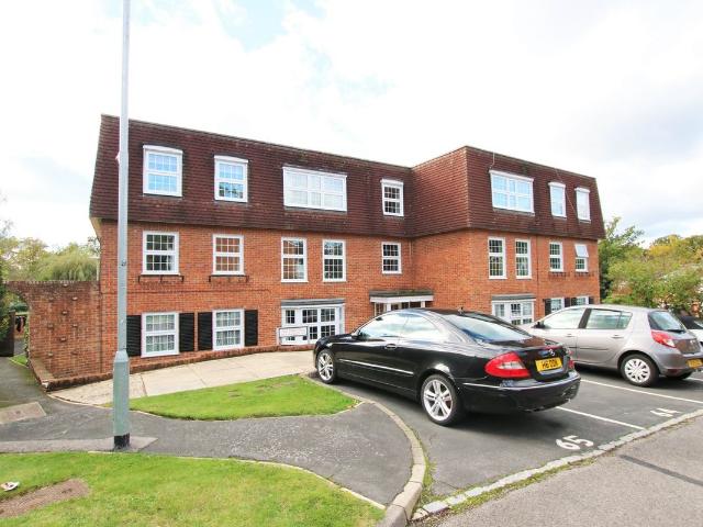 Milton Gardens, Wokingham RG40, 2 bed flat to rent, £1,500 pcm | PrimeLocation