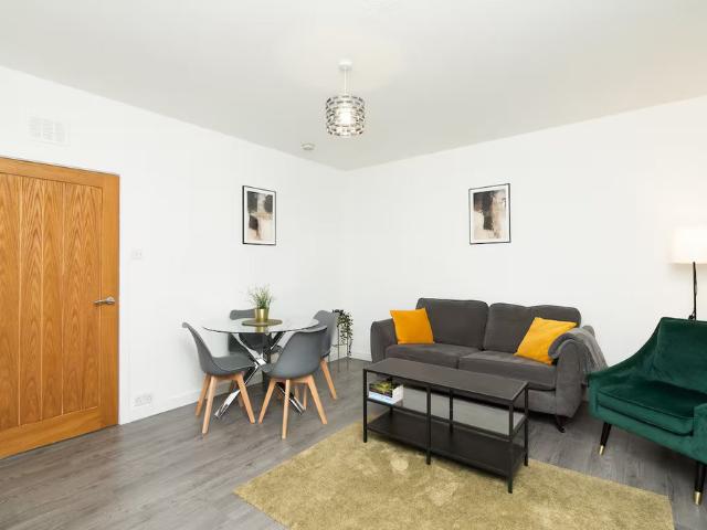 Milton Green | 2 Bed Sleeps 4 | Parking | WIFI