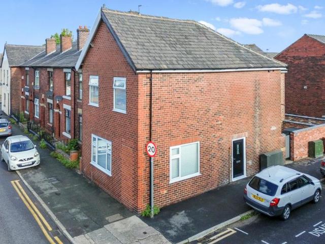 Milton Street, Leigh, WN7 2 bed flat to rent £900 pcm £208 pw
