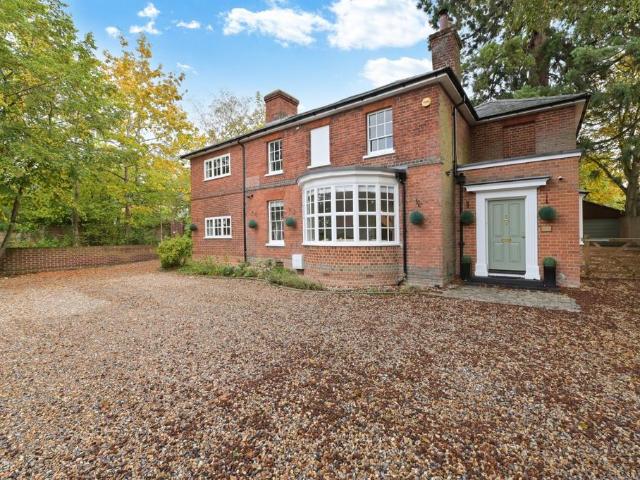 Milton Road, Wokingham, Berkshire, RG40 5 bed detached house to rent £3,750 pcm £865 pw