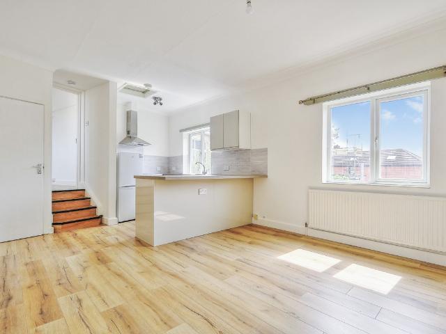 Milton Road, Cambridge CB4, 2 bed flat to rent, £1,600 pcm | PrimeLocation