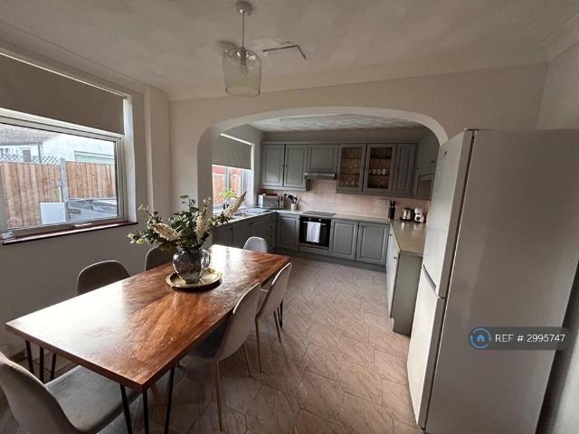 Milton Road, Clapham, Bedford, MK41 4 bed detached house to rent £2,150 pcm £496 pw