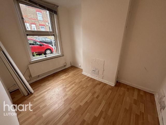 Milton Road, Luton 3 bed terraced house to rent £1,700 pcm £392 pw