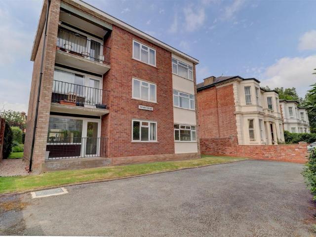 Milverton Terrace, Leamington Spa. 2 bed flat to rent £1,250 pcm £288 pw