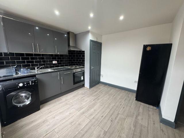 Milan Road, Leeds LS8, 3 bed flat to rent, £850 pcm | PrimeLocation