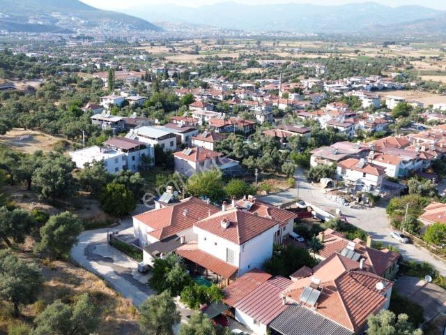 Milas Beçin'de Havuzlu 3+1 Eşyalı Kiralık Tripleks Villa