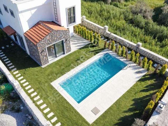 Milas Bodrum Yolu Arası Dörttepe Havuzlu 3+1 Lüks Satılık Villa