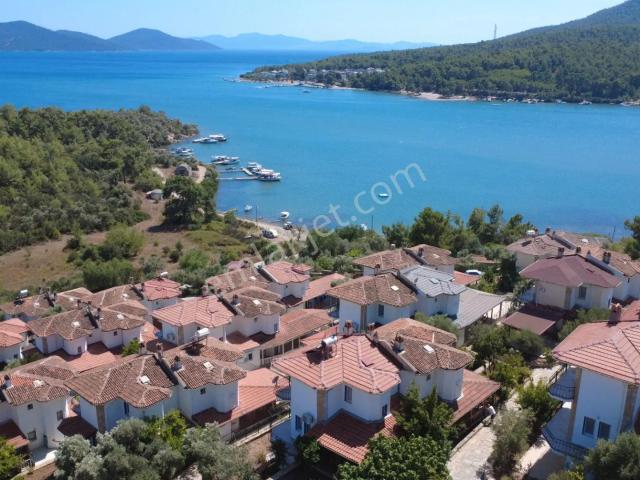 Milas Kazıklı'da Denize Sıfır Sitede Bahçeli 3+1 Satılık Villa