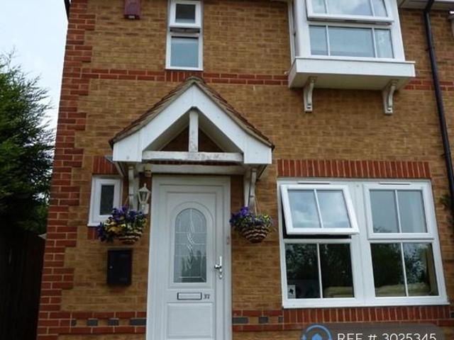 Milborne Road, Crawley, RH10 2 bed semi detached house to rent £1,500 pcm £346 pw