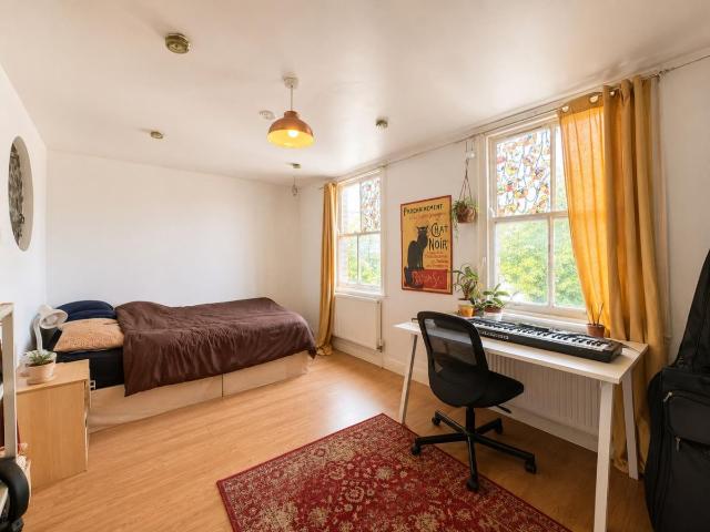Mile End Road, London E1, 3 bed flat to rent, £2,700 pcm | PrimeLocation