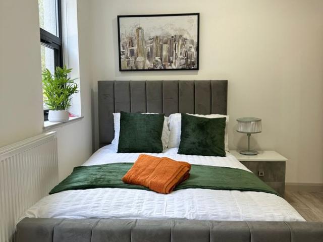 Mile End Road, Whtitechapel E1, 3 bed flat to rent, £3,000 pcm | PrimeLocation
