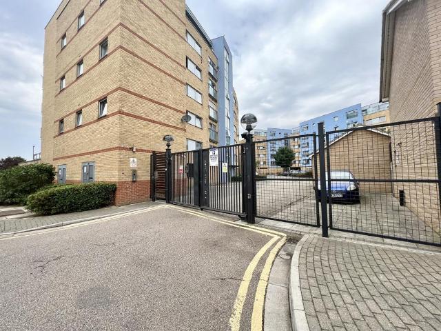 Miles Close, London, SE28 2 bed apartment to rent £1,800 pcm £415 pw