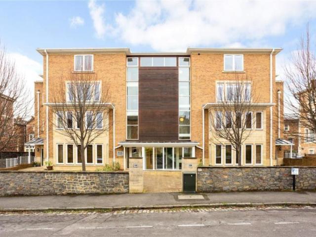Miles Road, Bristol BS8 2 bed apartment to rent £1,800 pcm £415 pw