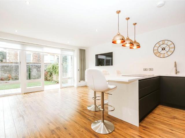 Miles Road, Bristol BS8 2 bed apartment to rent £2,150 pcm £496 pw
