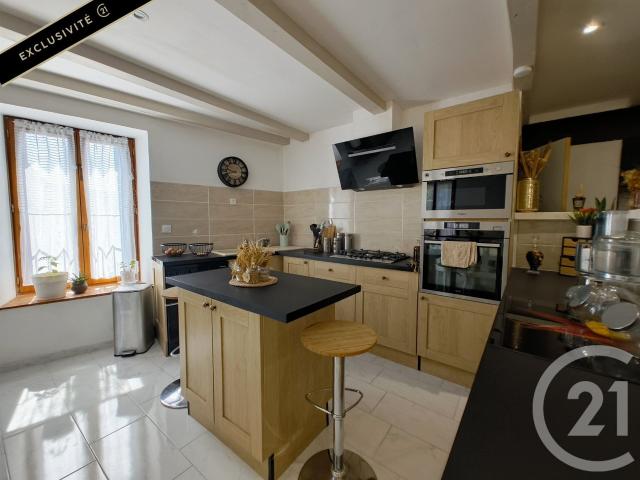 MILHAC, en plein centre bourg de ce village typique. Situé e. 223m² Milhac