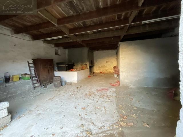 Milhaud, remise en pierre de 170m² environ