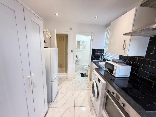 Mill Avenue, Uxbridge UB8, Studio to rent, £1,200 pcm | PrimeLocation