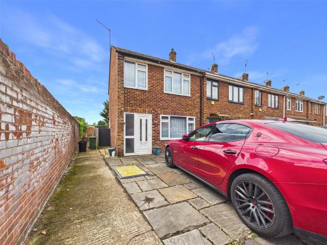 Mill Close, Middlesex UB7 3 bed end of terrace house to rent £2,150 pcm £496 pw