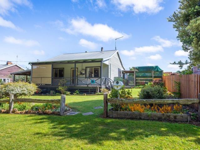 Mill Cottage Charm in the Heart of Pemberton