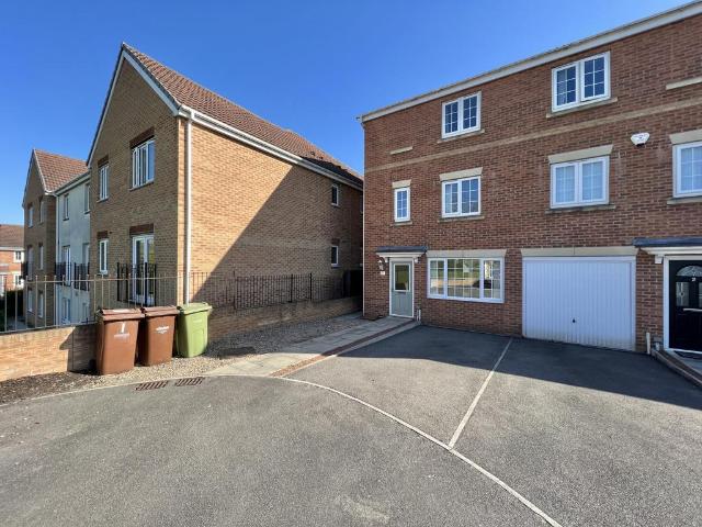 Mill Court, Castleford, WF10 3 bed terraced house to rent £1,050 pcm £242 pw