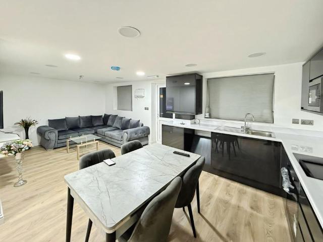 Mill Farm Crescent, Whitton, Hounslow 1 bed flat to rent £1,300 pcm £300 pw