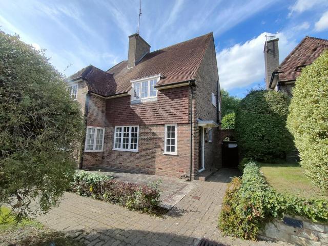 Mill Hill Close, Haywards Heath RH16 2 bed semi detached house to rent £1,475 pcm £340 pw