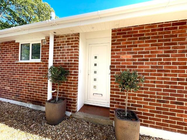 Mill Hill Close, Lilliput 3 bed bungalow to rent £2,200 pcm £508 pw