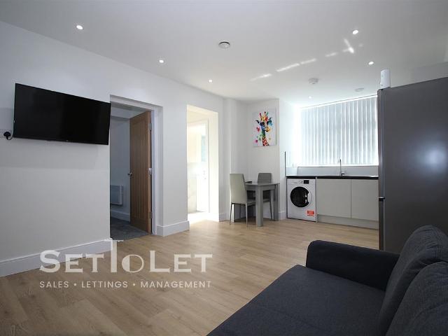 Mill Hill Lane, London Road, Leicester LE2, 3 bed flat to rent, £1,600 pcm | PrimeLocation