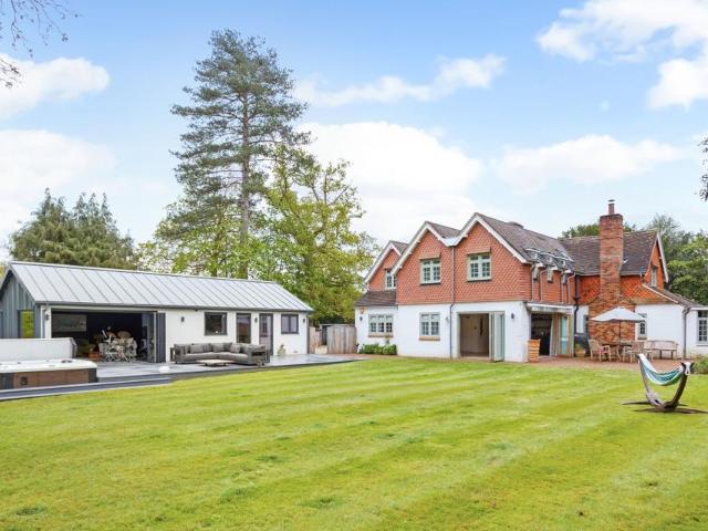 Mill Lane Chiddingfold GU8 5 bed detached house to rent £7,000 pcm £1,615 pw