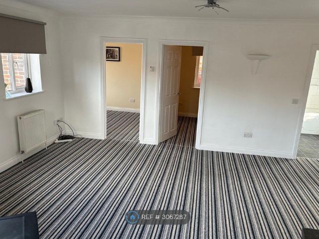 Mill Lane, Newbury RG14, 2 bed flat to rent, £1,300 pcm | PrimeLocation