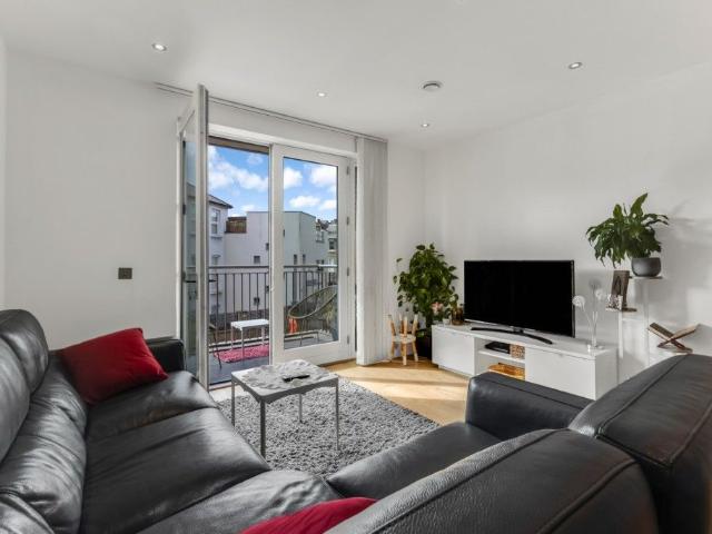 Mill Lane, West Hampstead NW6, 2 bed flat to rent, £3,000 pcm | PrimeLocation