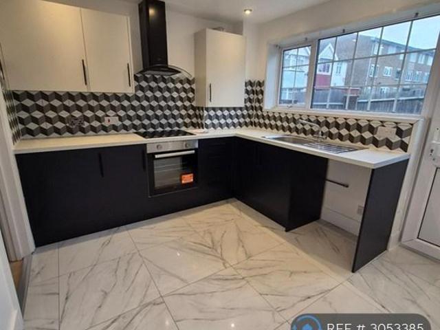 Mill Road, Gillingham, ME7 4 bed end of terrace house to rent £1,900 pcm £438 pw