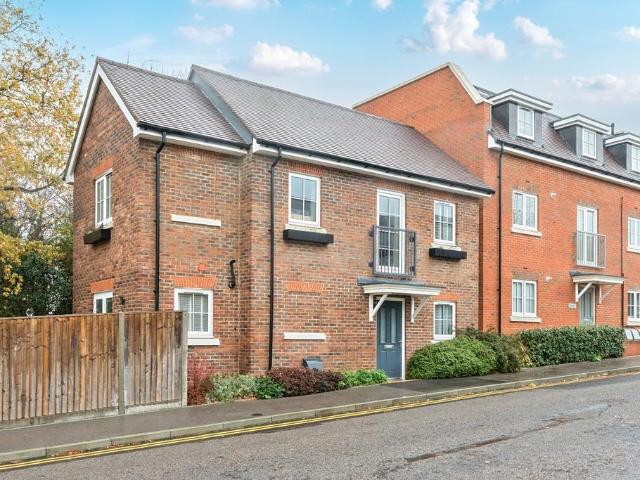 Mill Road, Epsom KT17 3 bed detached house to rent £3,500 pcm £808 pw
