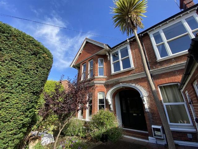 Mill Road, Heene, Worthing 3 bed flat to rent £1,500 pcm £346 pw