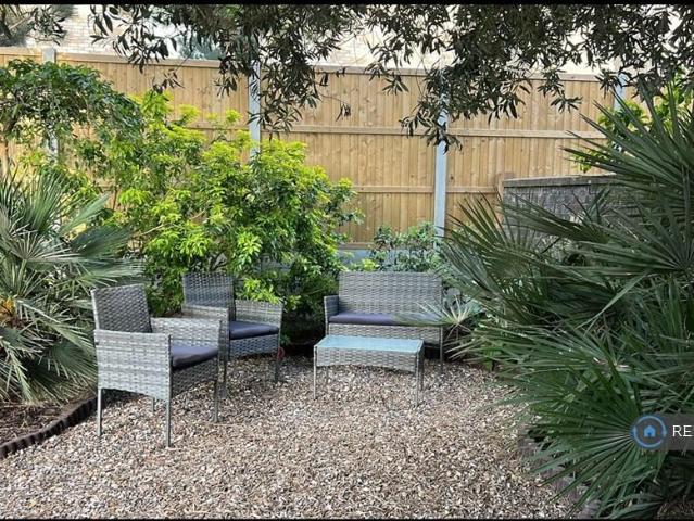 Mill Road, London, E16 1 bed in a house share to rent £850 pcm £196 pw